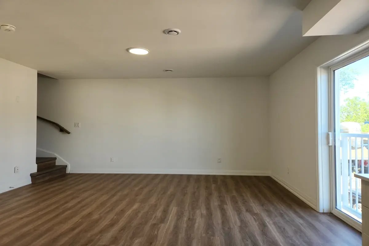spacious-1-bedroom-townhome-rental-welland  (2)_compressed-1