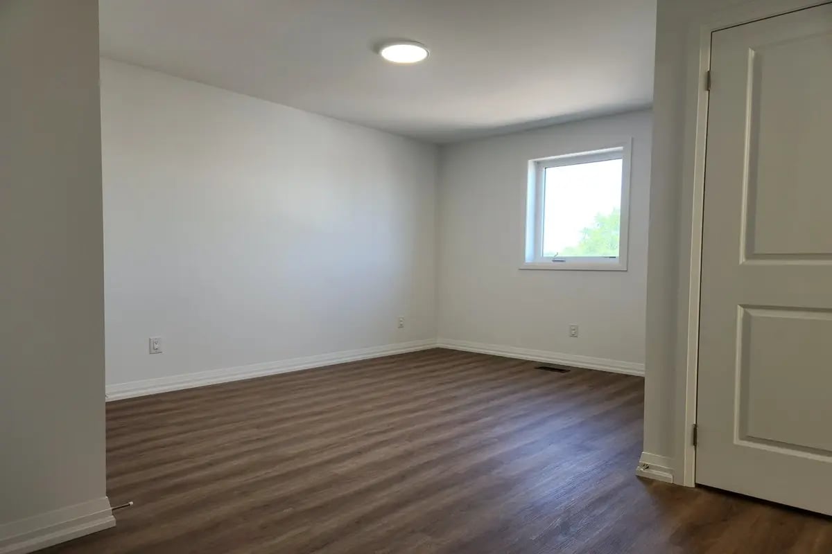 spacious-1-bedroom-townhome-rental-welland  (4)_compressed-1