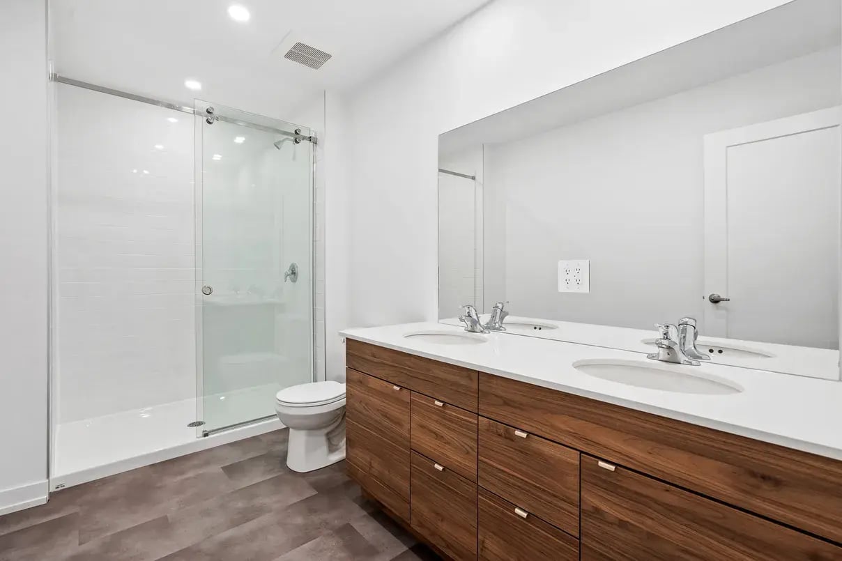 spacious-bathroom-townhome-bathroom